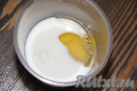 В мерный стакан вбить яйцо и добавить тёплое молоко до мерки 150 мл (то есть должно получиться 150 мл молочно-яичной смеси).