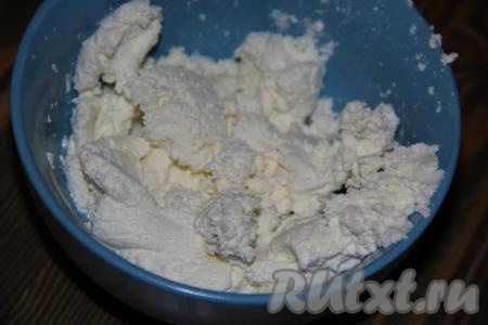 Творог протереть через сито или пробить погружным блендером до пастообразного состояния.