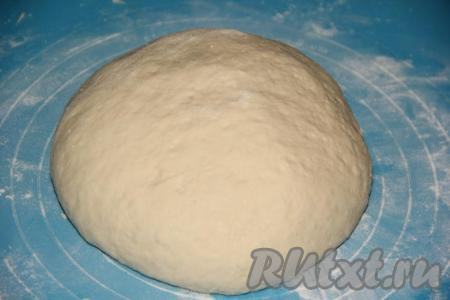 Можно замесить тесто и вручную, для этого в миску нужно влить молочно-яичную смесь, добавить творог, сахар и соль, слегка перемешать, а затем, всыпав муку и дрожжи, замесить мягкое и очень нежное тесто. Оставить тесто, накрыв полотенцем, на 1,5 часа в миске (тесто увеличится в несколько раз в объёме). Тесто, замешанное с помощью хлебопечки или вручную, выложить на стол, припылённый мукой, и обмять.