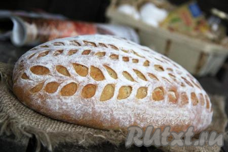 Творожный хлеб достать из духовки, переложить на стол, накрыть полотенцем. Пусть хлебушек отдохнёт минут 30. Вот такой красивый и вкусный хлеб с добавлением творога получился.