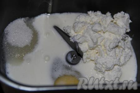 Я замес теста делала в хлебопечке, для этого в ведёрко нужно влить молочно-яичную смесь, добавить творог, соль и сахар.