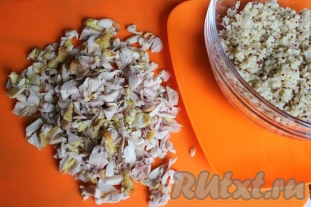 Готовое куриное мясо (например, запеченные со специями куриные бедра) нарежьте мелкими кусочками и перемешайте с готовой кашей из булгура и киноа.