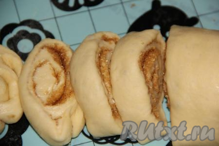 Нарезать рулет на кусочки толщиной, примерно, 1,5 см.