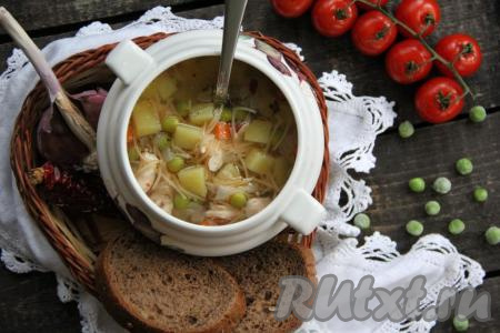 Дать супчику настоятся минут 15 под крышкой, затем разлить по тарелкам и подать к столу. Попробуйте приготовить этот аппетитный куриный суп с вермишелью "паутинкой", уверена, он вам понравится!