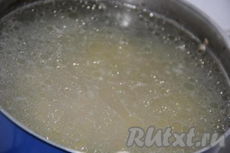 Кусочки курицы (я брала 2 куриные ножки) залить 2,5 литрами воды и варить, сняв пену после закипания, минут 30-35 на небольшом огне. Когда мясо сварится, отделить его от костей и вернуть в бульон. Кастрюлю снова поставить на огонь и довести бульон с мясом до кипения.