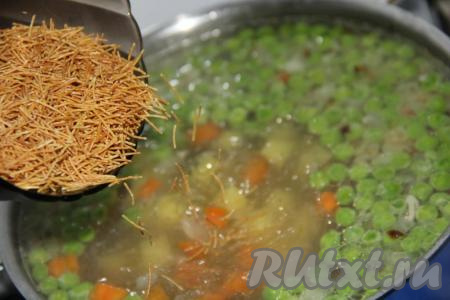 Обжаренную паутинку выложить в куриный суп. Супчик посолить, добавить специи по вкусу, перемешать, довести до кипения и снять с огня.