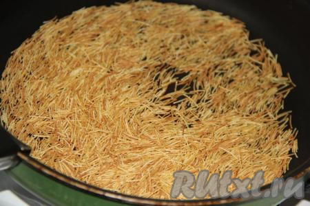 Помешивая, обжарить паутинку до золотистого цвета.