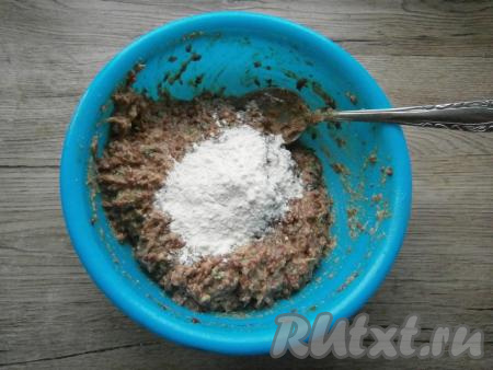 Добавить немного муки, снова перемешать печеночную массу.