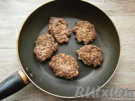 Сковороду разогреть с растительным маслом. Столовой ложкой выкладывать на сковороду печеночную массу в виде оладий и жарить до румяности с двух сторон на среднем огне. Таким образом пожарить все печеночные котлеты.