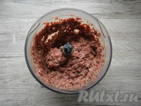 Печень поместить в чашу блендера, измельчить до состояния фарша. Сделать это можно и на мясорубке.