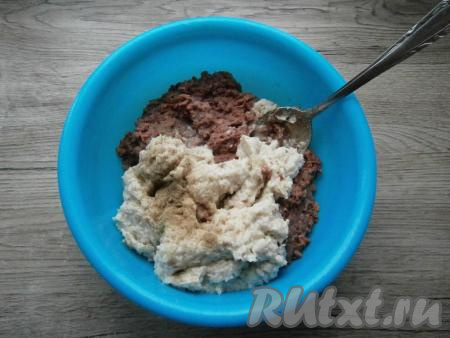 Добавить измельченное сало с луком к печени, всыпать соль и перец.