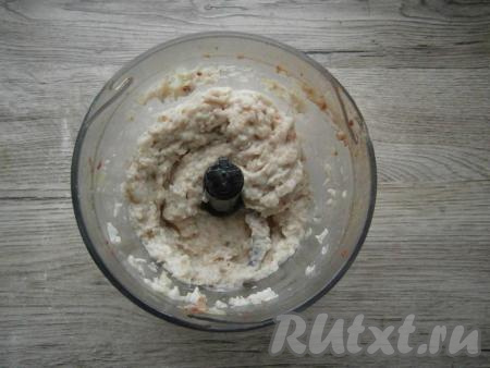 Фарш переложить в миску. В чашу блендера выложить очищенный и нарезанный репчатый лук, свежее сало, измельчить почти до однородного состояния.