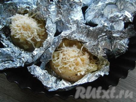 Сверху посыпать картофель натертым на средней или мелкой терке сыром и снова отправить в духовку при той же температуре еще на 10-15 минут.