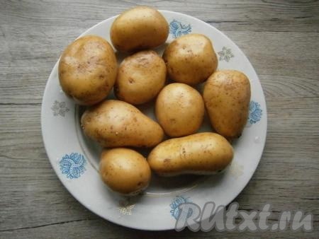 Картофель&nbsp;нужно выбирать среднего&nbsp;размера. Картошку хорошо вымыть, так как мы будем её запекать в кожуре, и обсушить.