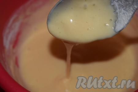 При помощи ложки размешаем кляр до однородности, по консистенции он будет похож на сгущенное молоко.