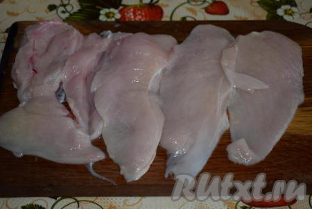 Нарежем куриное филе на пластины толщиной 10-15 мм.