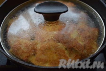 Таким образом обжариваем все отбивные. Далее складываем их в глубокую сковороду, на дно которой наливаем 2-3 столовые ложки воды и, накрыв крышкой, томим на медленном огне, примерно, 8-10 минут.
