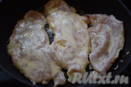 На сковороду наливаем растительное масло и хорошо разогреваем, затем выкладываем куриное филе в сметанном кляре.