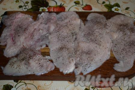 Посолим, поперчим отбивные, добавим, по желанию,  специи. Дадим отбивным полежать и пропитаться солью и специями, примерно, 20 минут.