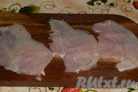 Отобьем кусочки мяса молоточком.