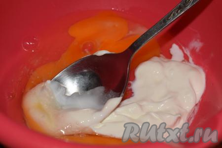 В это время приготовим сметанный кляр для наших куриных отбивных. Для этого соединим в миске яйца, сметану, соль и муку.