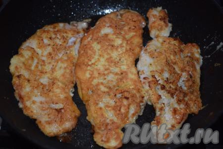 Отбивные обжариваем на среднем огне до румяной корочки с двух сторон (примерно, по 4&nbsp;минуты с каждой стороны).