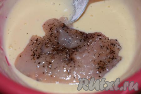 Окунаем наши отбивные в кляр так, чтобы они были покрыты сметанной смесью со всех сторон.