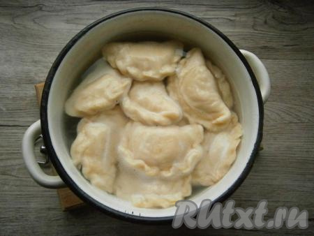 Часть вареников с тушеной капустой можно заморозить. А часть вареников отварить, для этого их нужно выложить в кипящую подсоленную воду и варить минут 7-10 с момента всплытия.