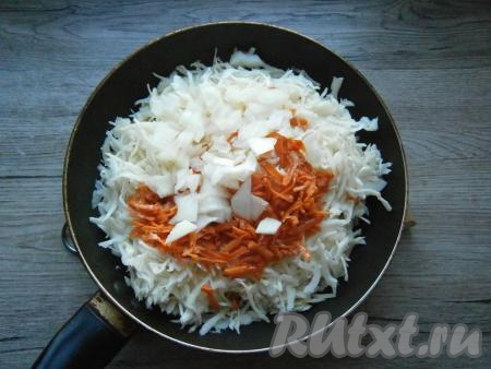 Морковь, чеснок и лук очистить. Капусту тонко нашинковать и порубить, посолить, помять руками, затем выложить ее в сковороду с растительным маслом. Добавить к капусте мелко нарезанный репчатый лук и натертую на крупной терке морковь.