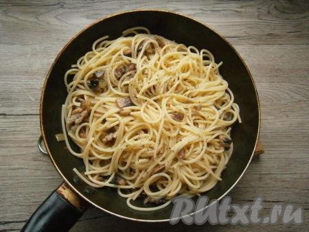 Перемешать соус из шампиньонов со сметаной, после закипания прогреть на небольшом огне пару минут. Добавить готовые спагетти в сковороду, посолить и поперчить по вкусу, перемешать с грибным соусом. Оставить сковороду на слабом огне еще пару минут, затем&nbsp;выключить огонь.