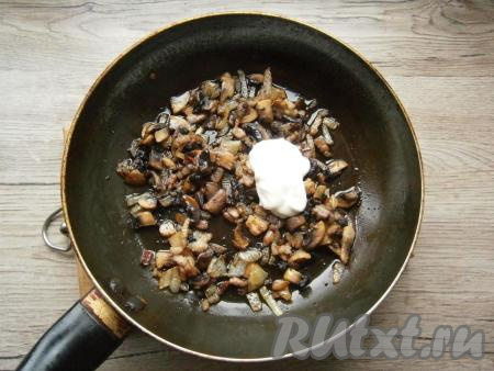 Жарить грибы, периодически перемешивая, минут 5-6 (до румяности), после чего добавить в сковороду сметану комнатной температуры, влить грибной бульон (или кипяченую воду).