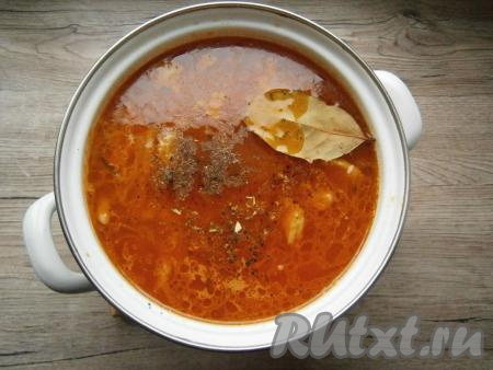 Варить суп на небольшом огне около 10 минут с момента закипания, после этого добавить в содержимое сковороды&nbsp;лавровый лист, всыпать специи. Дать рассольнику закипеть и проварить минут 5 на небольшом огне, выключить газ. Оставить суп под крышкой на 10 минут.