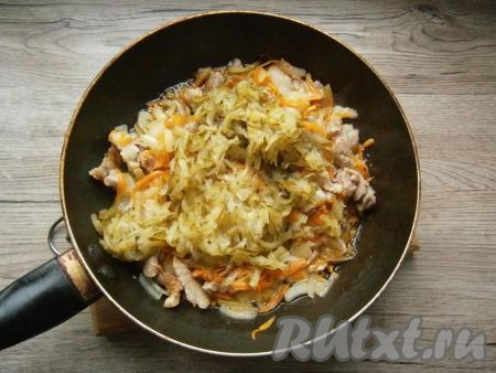Обжаривать все вместе, помешивая, на среднем огне минут 5, после чего добавить натертые на крупной терке соленые огурцы.