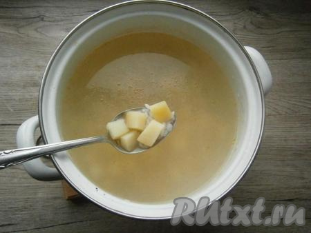 Залить водой (или предварительно приготовленным бульоном), довести до кипения, посолить (много соли не добавляйте, так как в дальнейшем мы будем добавлять рассол и соленые огурцы), всыпать рис. Варить на небольшом огне под прикрытой крышкой около 30 минут.