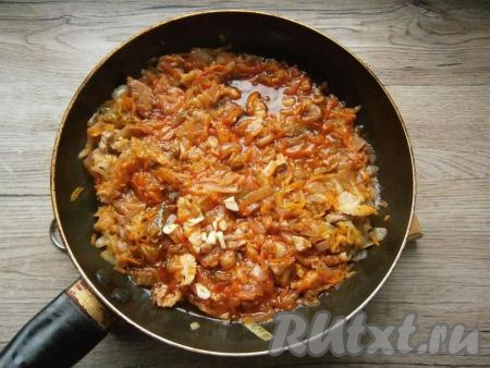 Все перемешать и протушить на небольшом огне минут 10. В конце добавить измельченный чеснок.