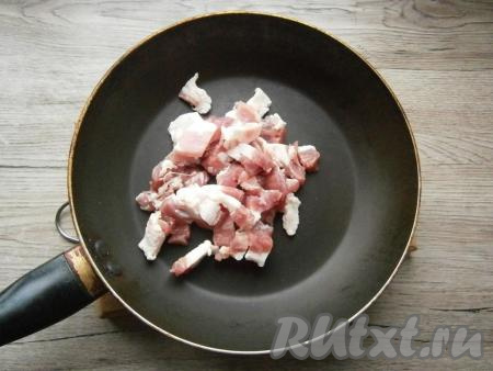 Лук, чеснок и морковь очистить. Грудинку нарезать тонкими кусочками, поместить в сковороду, обжарить на среднем огне около 5 минут. Если готовите без грудинки - просто пропустите этот этап приготовления.