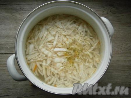 Когда картофель и рис будут почти готовы, добавить в кастрюлю нашинкованную капусту и приправу.