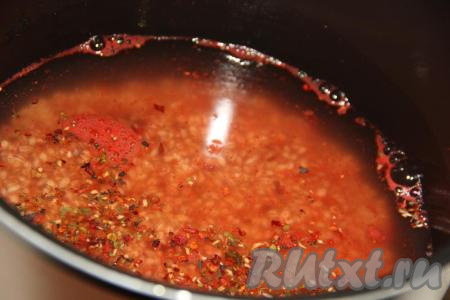 Влить воду в чашу мультиварки. Я использовала воду комнатной температуры (соотношение перловой крупы и воды должно быть 1 к 3).