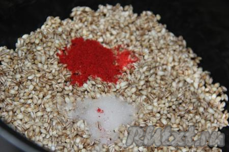 Выложить крупу в чашу мультиварки, добавить соль и специи (я добавила 1 чайную ложку паприки).