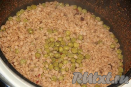 Закрыть крышку мультиварки, выставить режим "Плов" на 45-50 минут, затем оставить кашу доходить еще на 20-30 минут. По истечении времени мы получим вкусную и рассыпчатую перловую кашу, приготовленную на воде.