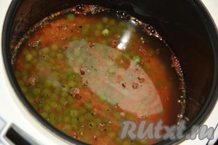 Я добавила зелёный замороженный горошек (предварительно не размораживала), но горошек исключительно по желанию.