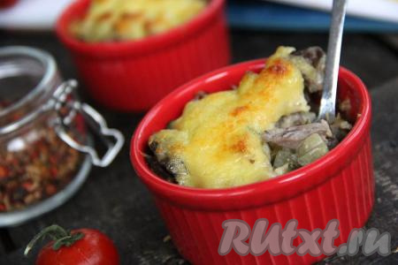 Запекать жульен из куриных потрохов в разогретой духовке при температуре 180 градусов, примерно, 7-10 минут. Сыр расплавится и покроет блюдо красивой золотистой корочкой. Подать в горячем виде. Жульен из куриной печени получается аппетитным и очень вкусным, он прекрасно разнообразит ваше меню.