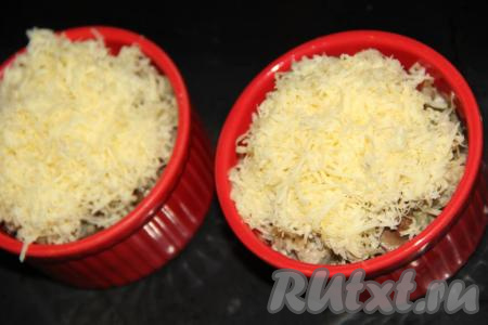 Сыр натереть на мелкой тёрке и выложить пышной шапкой поверх жульена из куриной печени и сердечек.