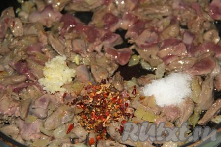 Чеснок очистить и пропустить через пресс. Добавить в сковороду соль, специи по вкусу и чеснок.