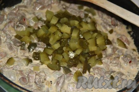 Огурчики нарезать на мелкие кубики, добавить в сковороду, перемешать и сразу снять с огня.