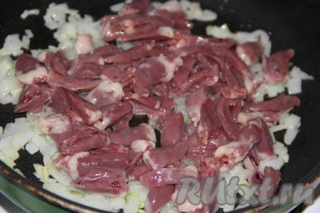 Затем добавить сердечки в сковороду.