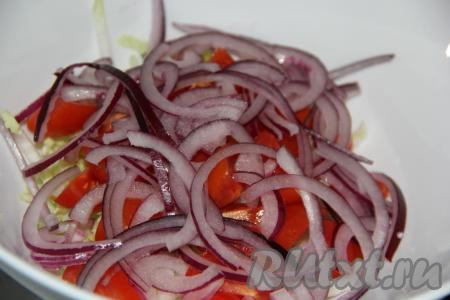 Маринованный лук откинуть на дуршлаг, а затем добавить в салат из пекинской капусты и помидоров.