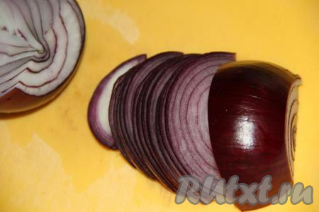 Очищенный лук нарезать тонкими полукольцами.