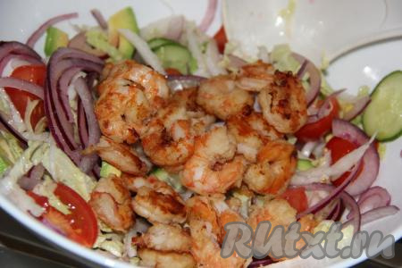 Перемешать овощной салат, добавить креветки, заправить оливковым маслом и лимонным соком. Ещё раз перемешать и блюдо готово.