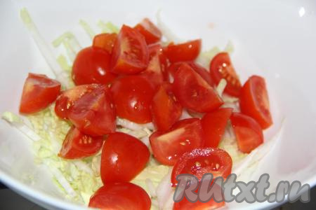 Помидоры черри вымыть, разрезать на 2 или 4 части и выложить к пекинской капусте.